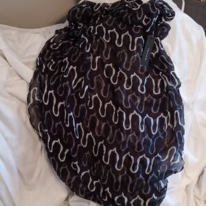 NWT Tahari alternating waves back and white grey scarf
